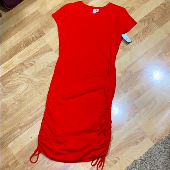 🆕 SUSINA RED RUCHED MIDI DRESS - Picture 4 of 8